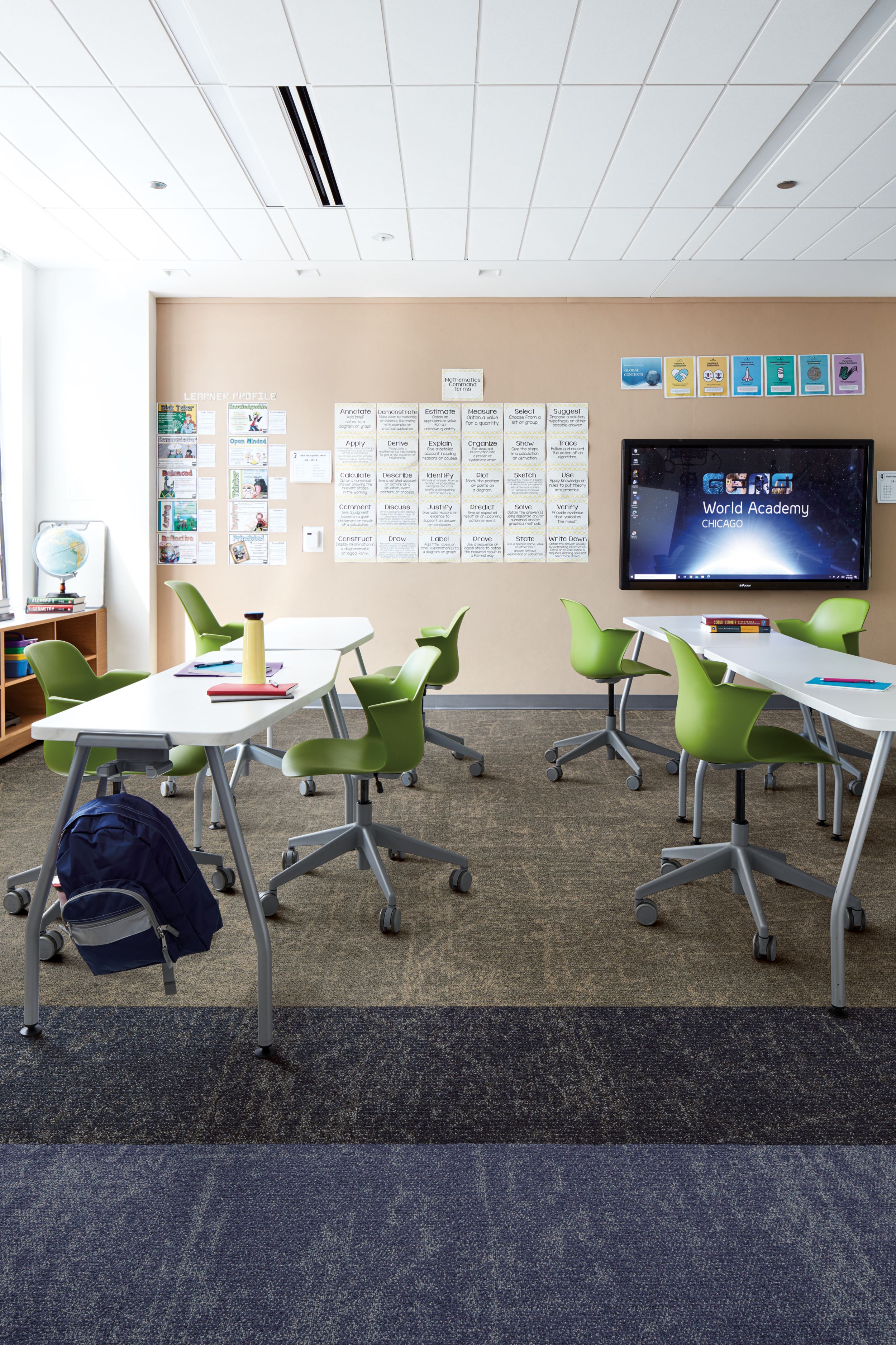 Interface Ice Breaker carpet tile in classroom with two tables surrounded with green chairs numéro d’image 2